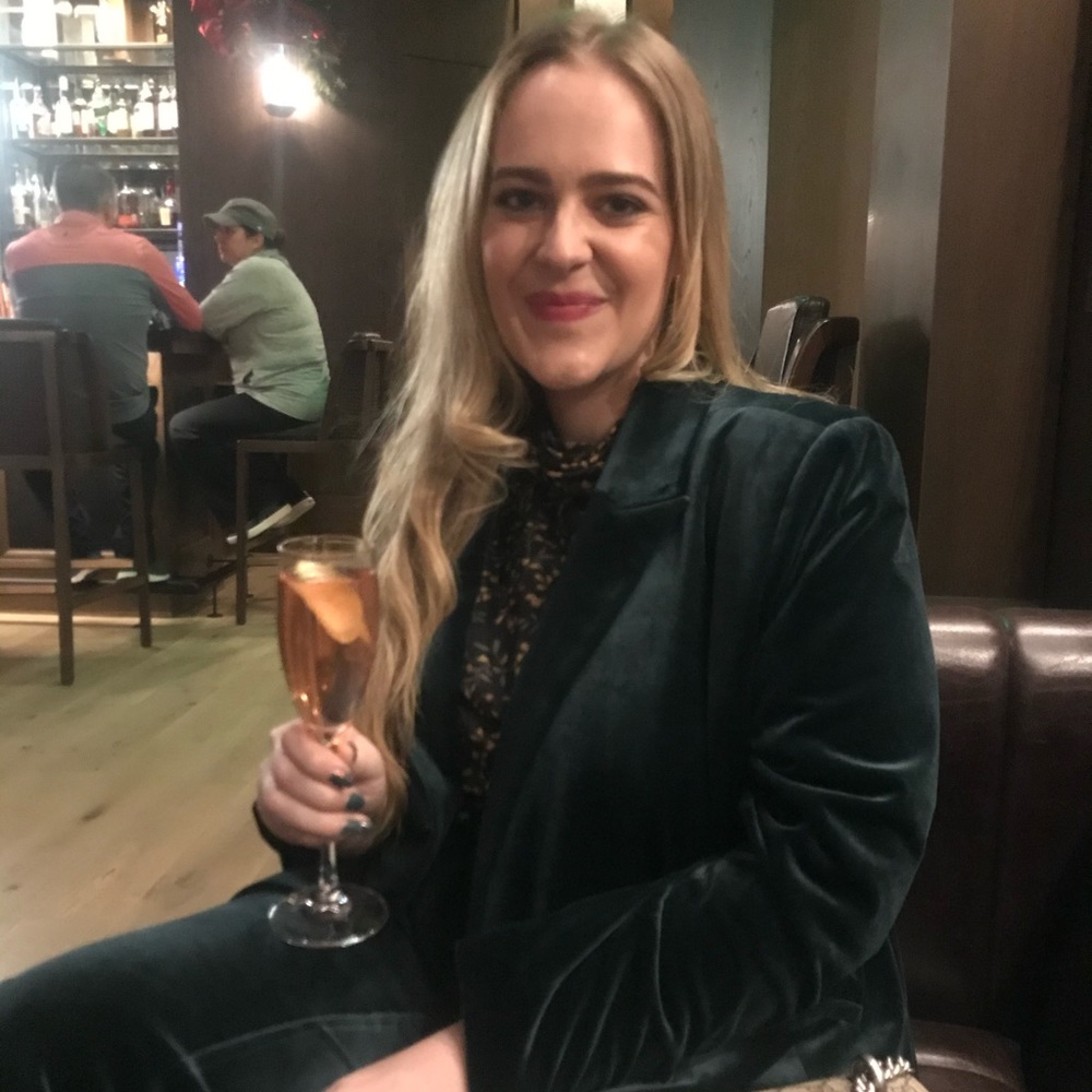 Meet your posher, Steph 🍾💕✨🌈